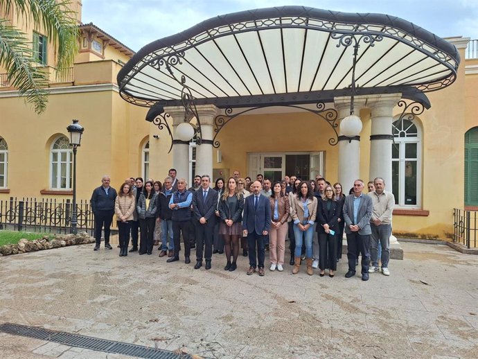 El subdelegado del Gobierno en Málaga en el minuto de silencio convocado en la puerta de la Subdelegación.