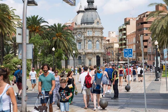 Archivo - Gente paseando por Cartagena