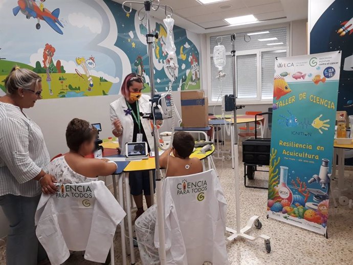 Niños hospitalizados aprenden sobre ciencia acuícula gracias a investigadores de la Universidad de Cádiz.