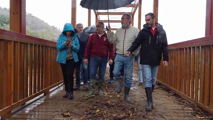 El secretario general del PSOE-A, Juan Espadas, recorre zonas de Álora afectadas por la DANA.