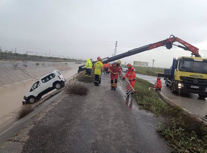 Rescate del accidentado en el canal de las Fresas de Utrera