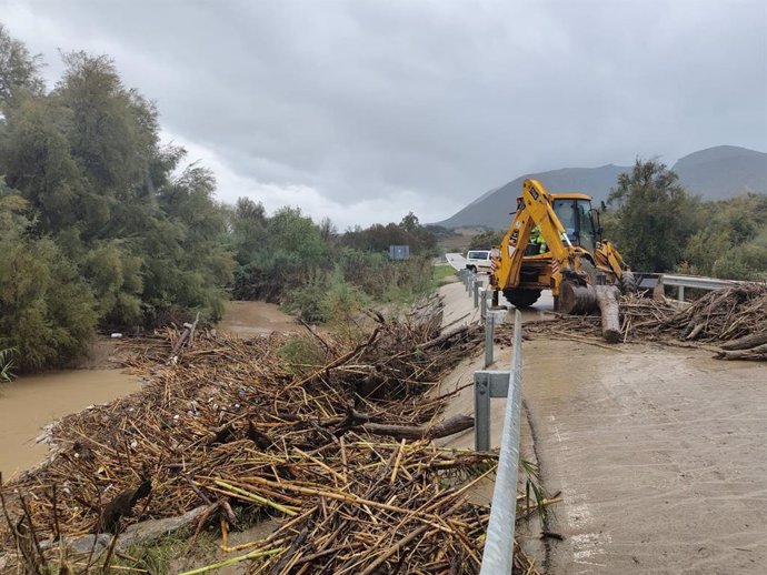 Imagen de archivo en una de las carreteras de la provincia de Cádiz afectada por el temporal de lluvia.