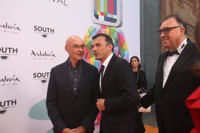 El consejero de Turismo y Andalucía Global, Arturo Bernal (d), el alcalde de Cádiz, Bruno García (c), y el director del Festival Joan Álvarez (i), en la inauguración del South International Series Festival. A 25 de octubre de 2024, en Cádiz.