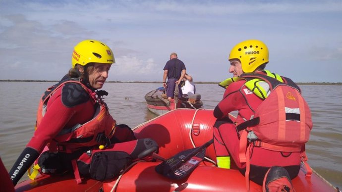 Los bomberos de Zaragoza desplazados a Valencia trabajan en la desembocadura de el barranco del Poyo, en la Albufera