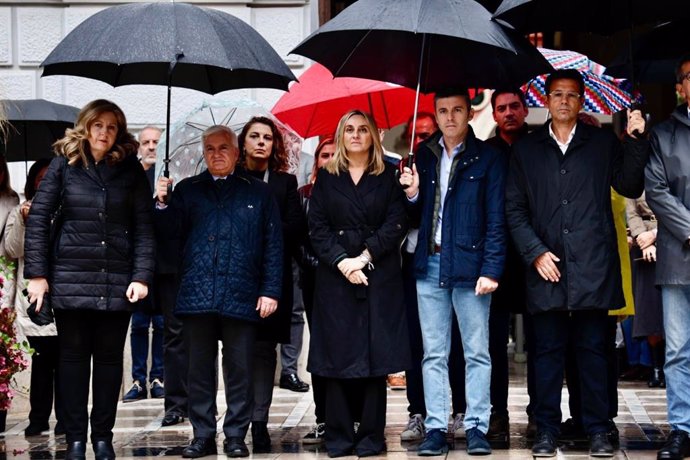 La alcaldesa de Granada, Marifrán Carazo, en el centro en la imagen del minuto de silencio por las víctimas de la DANA, en el que han participado también los portavoces municipales de PSOE y de Vox, Paco Cuenca y Beatriz Sánchez Agustino