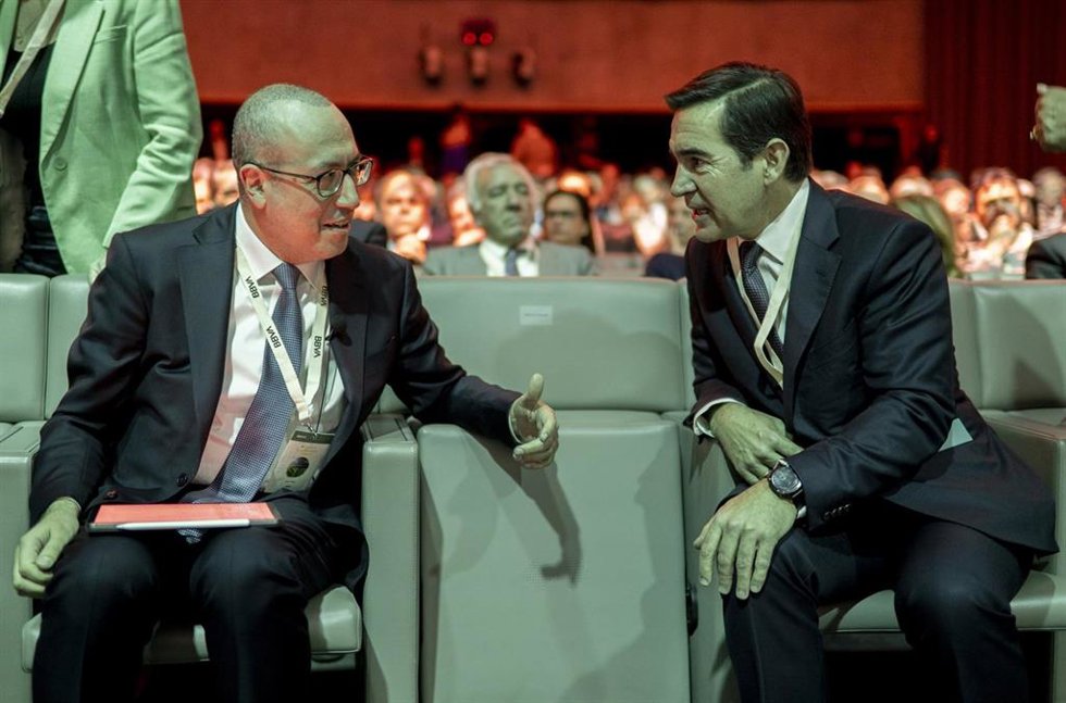 Archivo - El CEO de BBVA, Onur Gen (i), y el presidente de BBVA, Carlos Torres (d), conversan durante la III edición del BBVA Sustainability Forum, en la Ciudad BBVA, a 29 de febrero de 2024, en Madrid (España). 