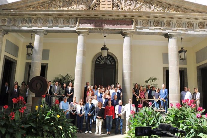 Minuto de silencio en el Parlamento de Canarias en señal de apoyo a las víctimas de la DAN en diversas comunidades autónomas