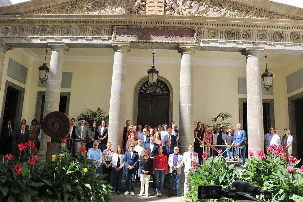 Minuto de silencio en el Parlamento de Canarias en señal de apoyo a las víctimas de la DAN en diversas comunidades autónomas