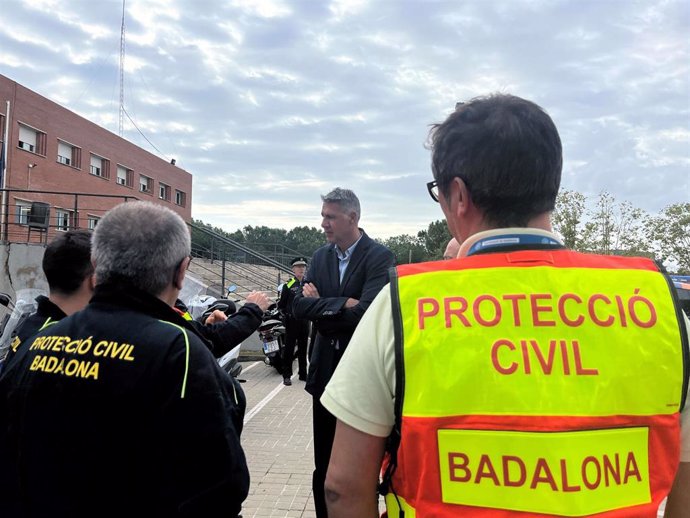 El alcalde de Badalona, Xavier Garcia Albiol, con el equipo de Protecció Civil que se desplaza a Torrent (Valencia) este jueves