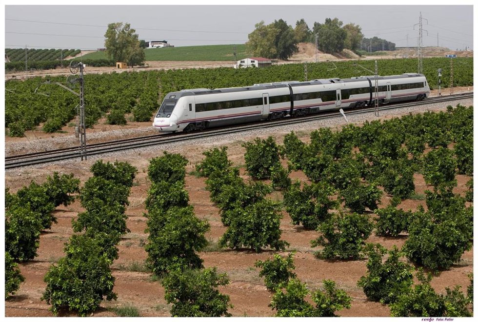 Archivo - Trenes de Renfe por la provincia sevillana.