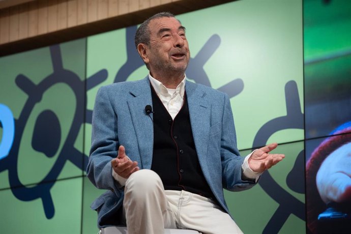 El cineasta José Luis Garci, durante una rueda de prensa, en la Fundación Ortega Marañón, a 31 de octubre de 2024, en Madrid (España). 