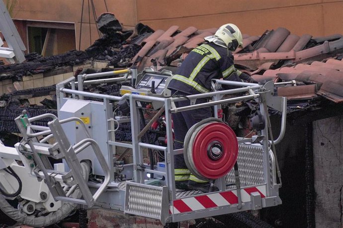 Agentes del equipo de bomberos trabaja en el edificio derrumbado en La Albericia