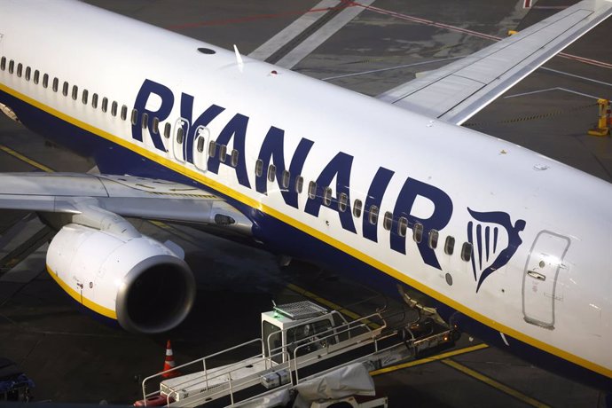 Archivo - FILED - 30 January 2023, Cologne: A Ryanair passenger plane is parked at Cologne/Bonn Airport. I