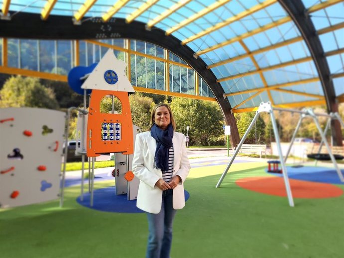 La alcaldesa de Barakaldo, Amaia del Campo, en el nuevo parque infantil de Retuerto