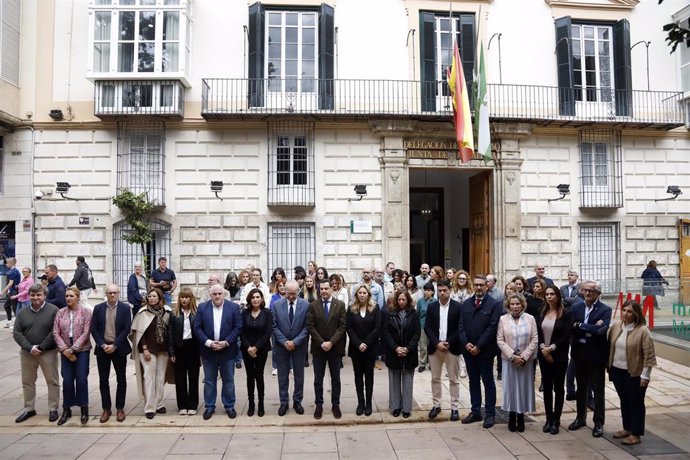 El presidente de la Junta, Juanma Moreno (c); el alcalde de Málaga, Francisco de la Torre (9i); la consejera de Economía y portavoz de la Junta, Carolina España (8d); entre otros, asisten a un minuto de silencio en Málaga por las víctimas del temporal.