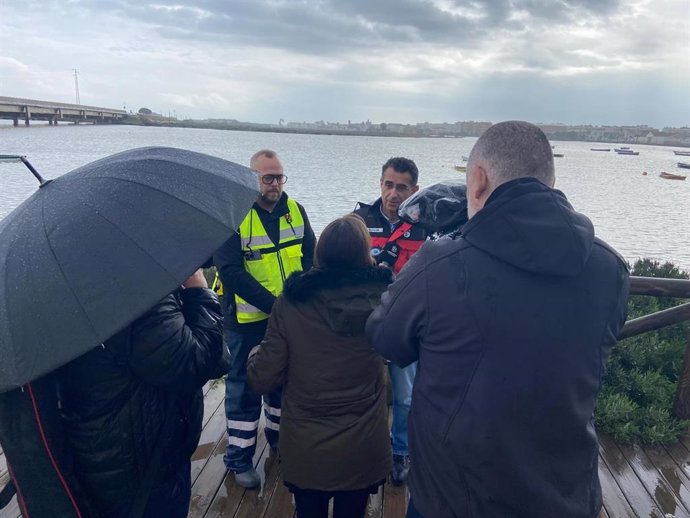 El alcalde de Barbate, Miguel Molina, visita el entorno del río Barbate, en riesgo de desbordamiento por la DANA