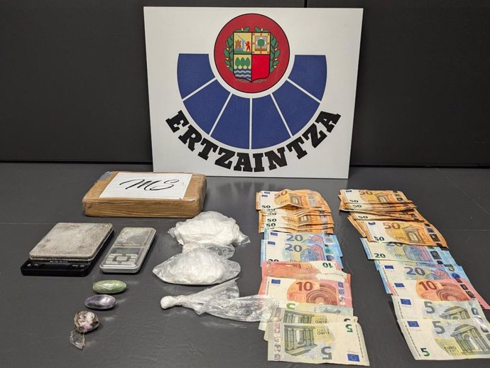 Material incautado en operación antidroga en Getxo (Bizkaia)