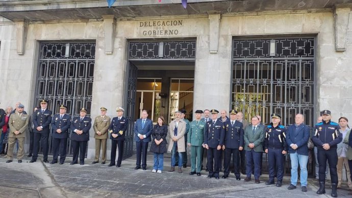 La delegada del Gobierno, Adriana Lastra, en el minuto de silencio guardado en Delegación de Gobierno.