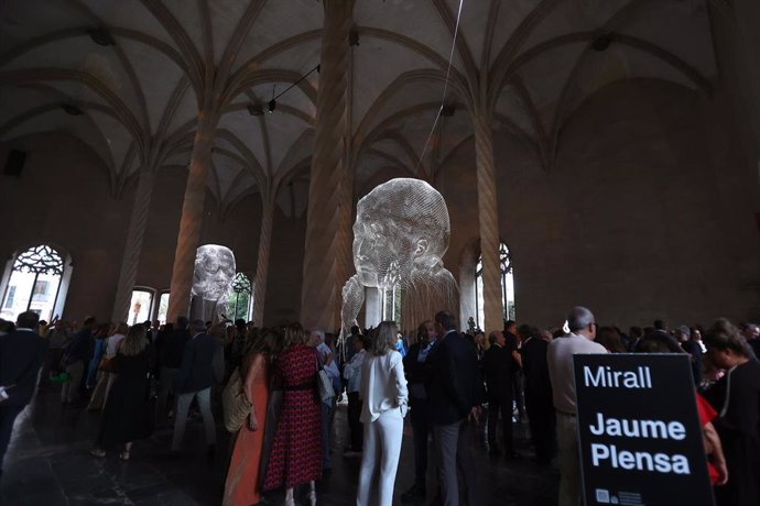 Archivo - Decenas de personas durante la inauguración de la exposición ‘Mirall’ de Jaume Plensa, en la Lonja de Palma.