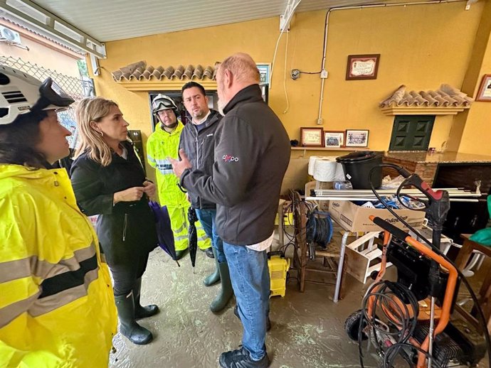 La presidenta de la Diputación de Cádiz, Almudena Martínez, visita Guadalcacín, uno de los pueblos afectados por el temporal.