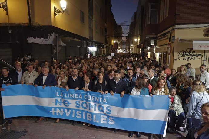 Cientos de personas conforman una marcha ciudadana para reclamar medidas sobre Gibraltar. A 25 de octubre de 2024, en La Línea de la Concepción, Cádiz (Andalucía, España).  