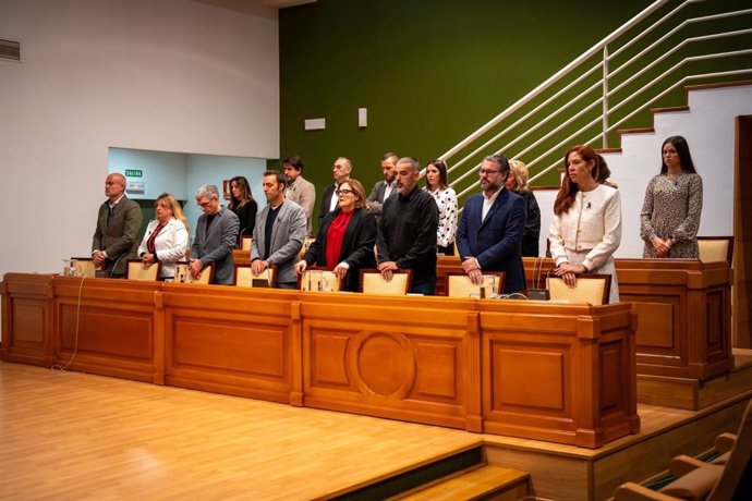 Minuto de silencio en el Ayuntamiento de Torremolinos por las víctimas y afectados por la DANA.