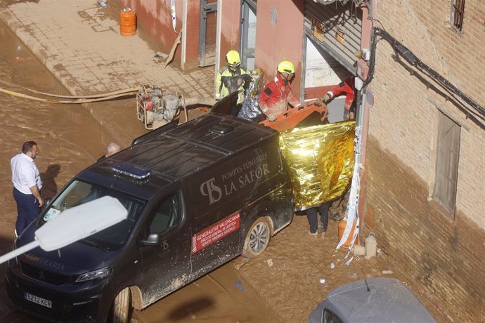 Un furgón de la funeraria sale de un garaje con cadáveres localizados tras el paso de la DANA, en el barrio de la Torre, a 31 de octubre de 2024, en Valencia, Comunidad Valenciana (España).