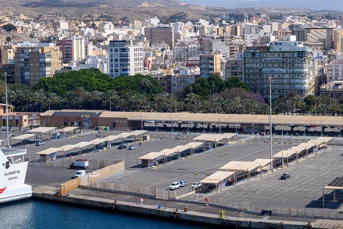 Archivo - Aparcamiento del Muelle de Ribera I del Puerto de Almería donde se implantará el sistema de energía fotovoltaica.