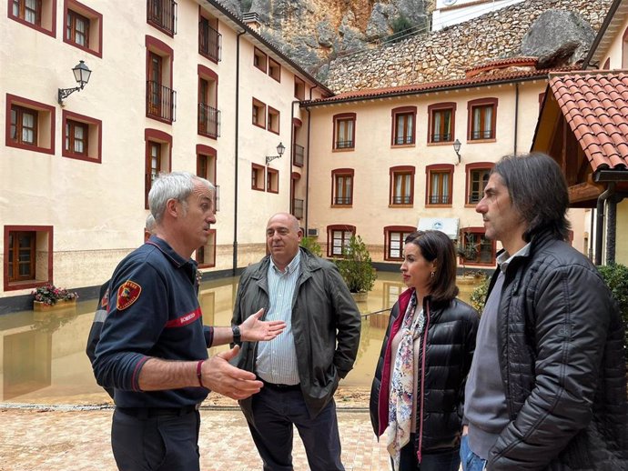 Visita a Jaraba (Zaragoza) de la vicepresidenta de la DPZ, Teresa Ladrero, junto a los diputados provinciales Alfredo Zaldívar y José Carlos Tirado.