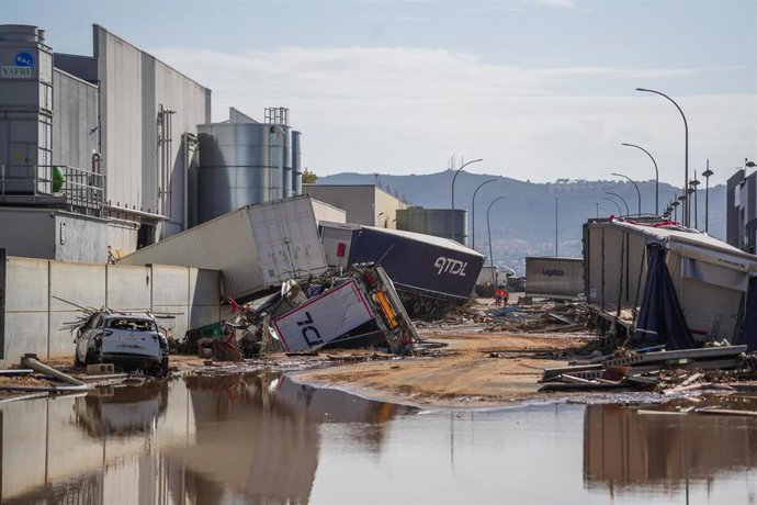 Vehículos destrozados polígono Riba-roja tras el paso de la DANA, a 31 de octubre de 2024, en Valencia.