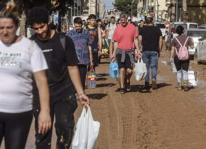 Varias personas con bolsas tras el paso de la DANA, en el barrio de la Torre, a 31 de octubre de 2024, en Valencia, Comunidad Valenciana (España). E