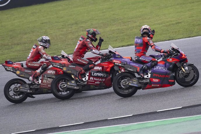 89 MARTIN Jorge (spa), Prima Pramac Racing, Ducati Desmosedici GP24, 01 BAGNAIA Francesco (ita), Ducati Lenovo Team, Ducati Desmosedici GP24, action during the 2024 MotoGP Grand Prix of Thailand on the Chang International Circuit from October 25 to 27, in