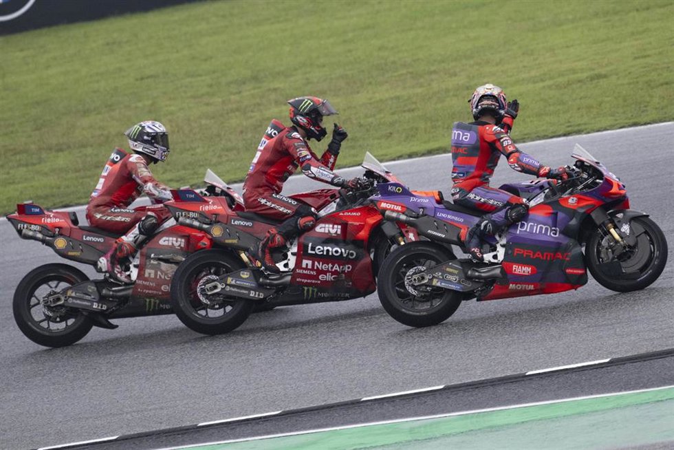 89 MARTIN Jorge (spa), Prima Pramac Racing, Ducati Desmosedici GP24, 01 BAGNAIA Francesco (ita), Ducati Lenovo Team, Ducati Desmosedici GP24, action during the 2024 MotoGP Grand Prix of Thailand on the Chang International Circuit from October 25 to 27, 