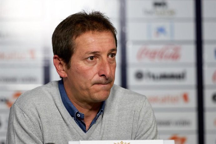 Archivo - Luis Miguel Ramis (coach; Albacete BP) during the Spanish football of La Liga 123, match between CA Osasuna and Albacete BP at the Sadar stadium, in Pamplona (Navarra), Spain, on Saturday, April 27, 2019.