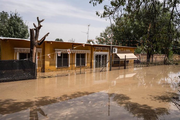 Archivo - Zona inundada por el río Alberche, a 4 de septiembre de 2023, en Escalona, Toledo, Castilla La-Mancha (España). Dos personas se encuentran desaparecidas desde la madrugada de este lunes después de que se precipitaran de un vehículo a este mismo 