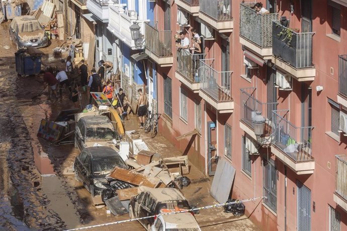 Vehículos acumulados tras el paso de la DANA en el barrio de la Torre tras el paso de la DANA, a 31 de octubre de 2024, en Valencia.