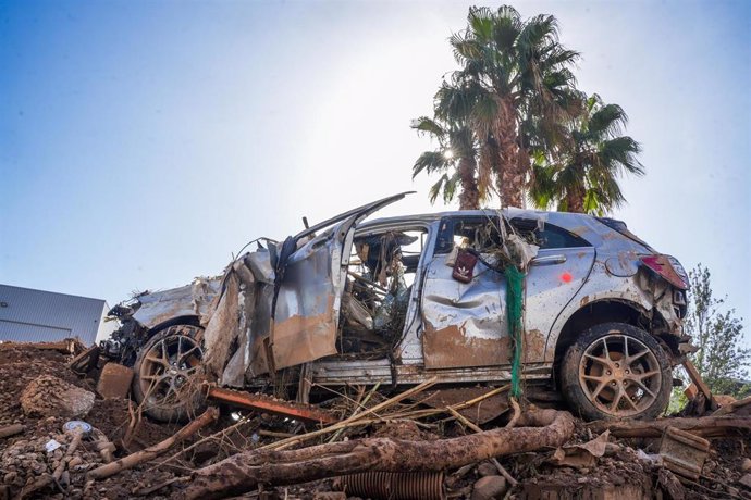 Un vehículo destrozado tras el paso de la DANA 