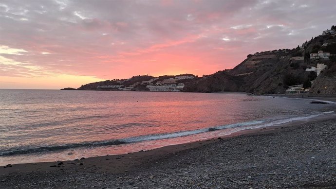 La playa de Cotobro con el puerto de Marina del Este al fondo