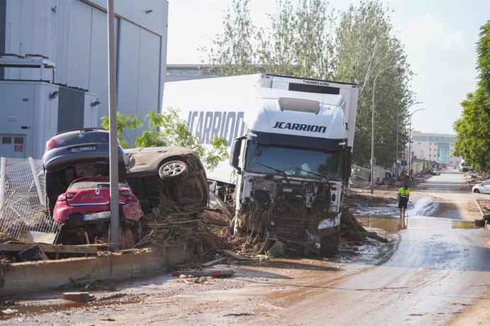 Vehículos destrozados polígono Ribarroja tras el paso de la DANA, a 31 de octubre de 2024, en Valencia, Comunidad Valenciana (España).