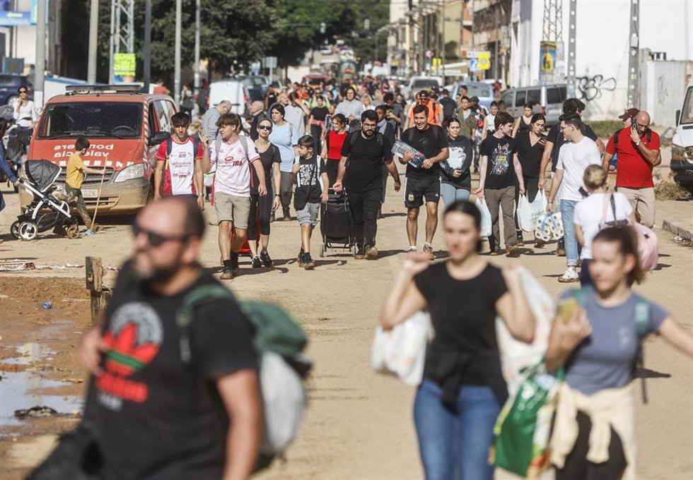 Varias personas con bolsas tras el paso de la DANA en el barrio de La Torre, a 31 de octubre de 2024, en Valncia