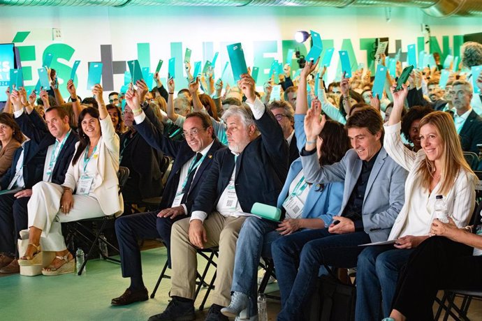 Varios integrantes de Junts durante el congreso de Junts, a 25 de octubre de 2024, en Calella, Barcelona, Cataluña (España). Hoy, arranca en Calella el congreso de Junts, que durará todo el fin de semana y en el que el expresidente de la Generalitat Carle