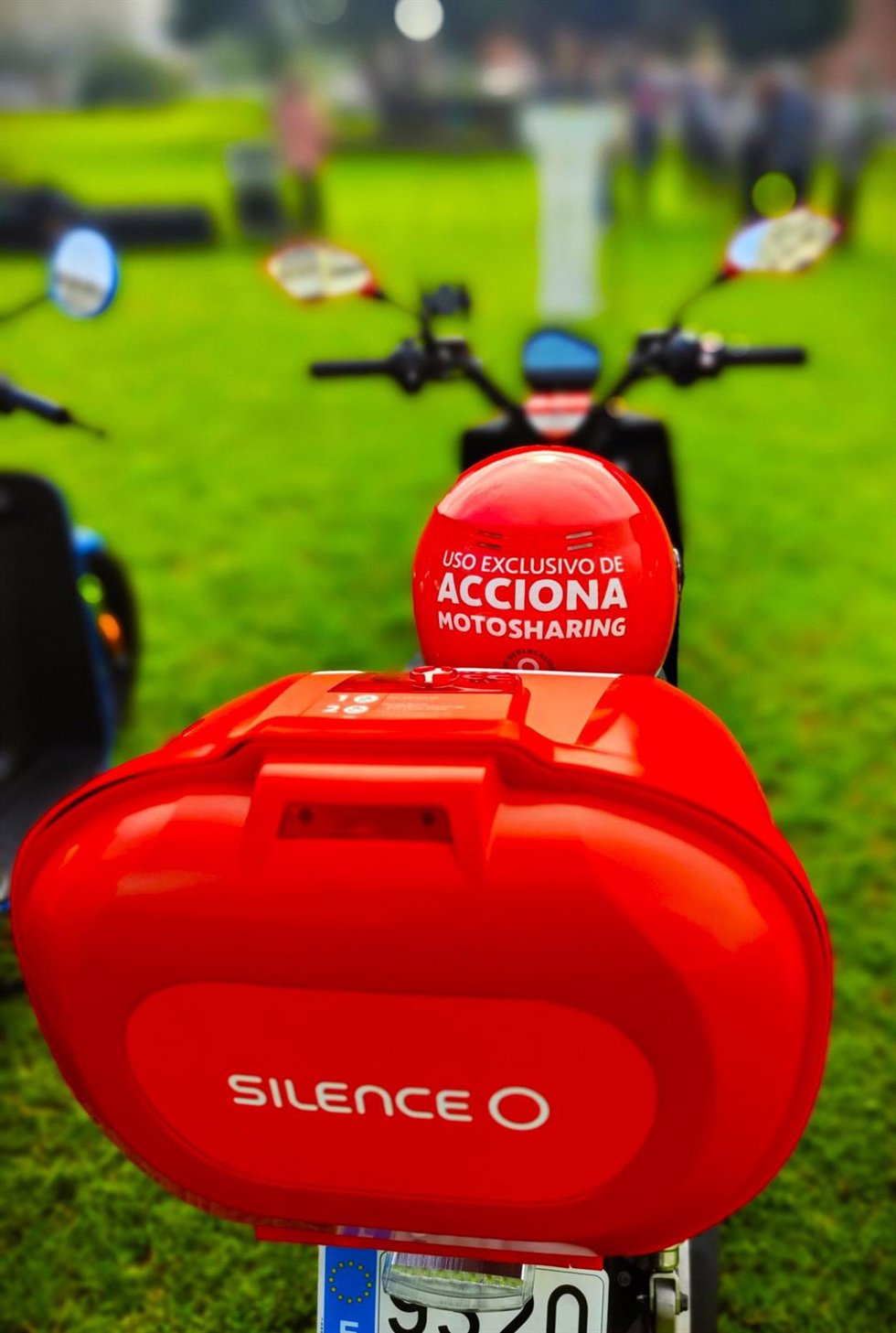Un vehículo del servicio compartido que Acciona presta en el AMB