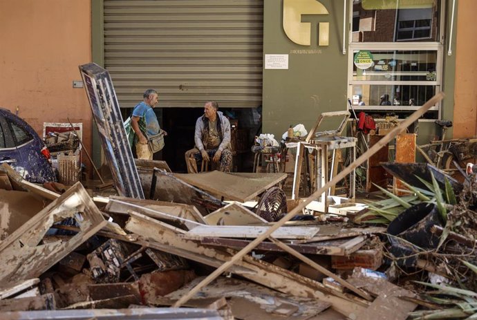 Destrozos materiales tras el paso de la DANA, en el barrio de la Torre