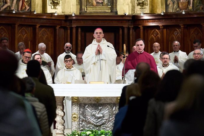 Archivo - El obispo de Santander, Arturo Ros (c), toma posesión del cargo, en la Catedral de Santander, a 16 de diciembre de 2023, en Santander, Cantabria (España). 