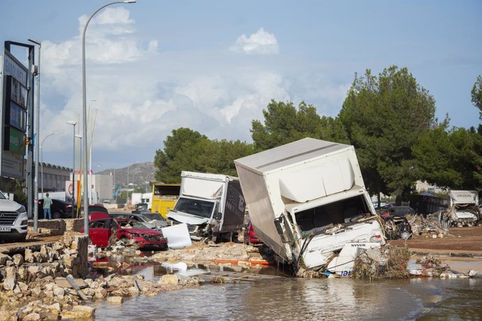 Vehículos destrozados polígono Ribarroja tras el paso de la DANA, a 31 de octubre de 2024, en Valencia, Comunidad Valenciana (España). Esta mañana se han reanudado las labores de búsqueda de los desaparecidos en las zonas afectadas por la ana en la Comuni