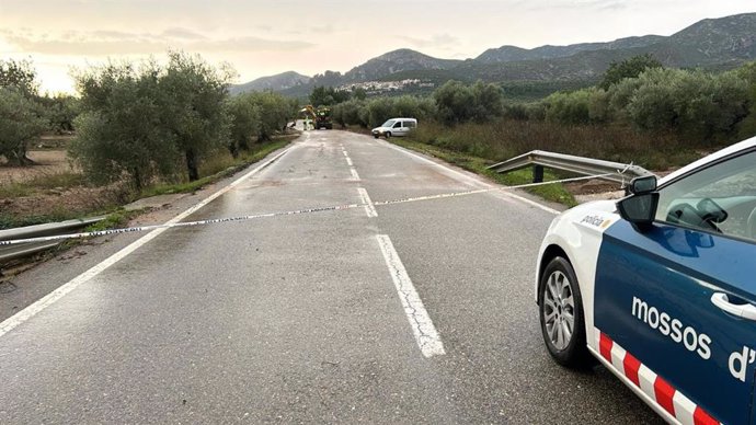 Un vehículo de los Mossos d'Esquadra en una de las vías cortadas en el sur de la provincia de Tarragona por el paso de la DANA