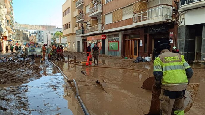 Tareas de achique de agua por los bomberos de la Diputación de Granada en la provincia de Valencia