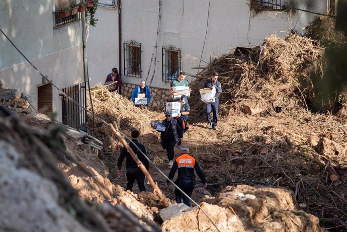 Integrantes de los equipos de emergencias con suministros en Letur (Albacete).