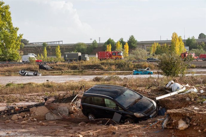 Varios coches afectados, a 31 de octubre de 2024, en Utiel, Valencia, Comunidad Valenciana (España). Esta mañana se han reanudado las labores de búsqueda de los desaparecidos en las zonas afectadas por la ana en la Comunidad Valenciana, que se ha cobrado 