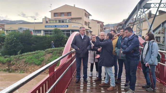 El consejero de Medio Ambiente y Turismo del Gobierno de Aragón, Manuel Blasco; el alcalde de Valderrobres, Carlos Boné; y el presidente de la Comarca del Matarraña, Fernando Camps, observan el cauce del río Matarraña.